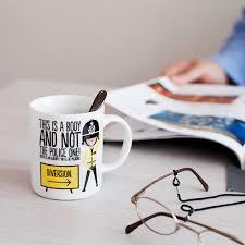 TAZA SUPERBRITANICO 'THIS IS A BODY AND NOT THE POLICE ONE!' | 8432715074915 | Galatea Llibres | Librería online de Reus, Tarragona | Comprar libros en catalán y castellano online