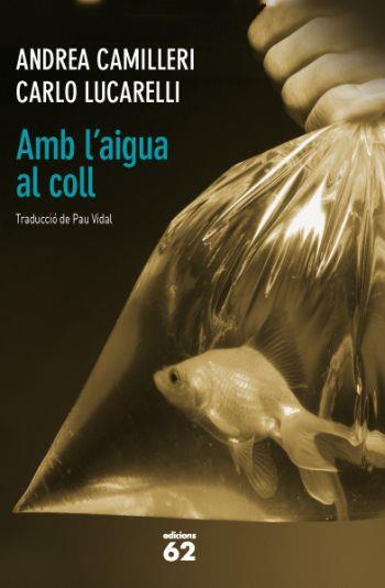 AMB L'AIGUA AL COLL | 9788429768756 | CAMILLERI, ANDREA /LUCARELLI CARLO | Galatea Llibres | Llibreria online de Reus, Tarragona | Comprar llibres en català i castellà online