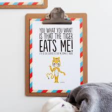 LAMINA SUPERBRITANICO 'YOU WHAT YOU WANT IS THAT THE TIGER EATS ME!' | 8432715075936 | Galatea Llibres | Librería online de Reus, Tarragona | Comprar libros en catalán y castellano online