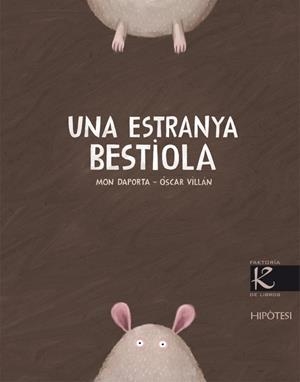 ESTRANYA BESTIOLA, UNA | 9788493746940 | DAPORTA, MON | Galatea Llibres | Librería online de Reus, Tarragona | Comprar libros en catalán y castellano online