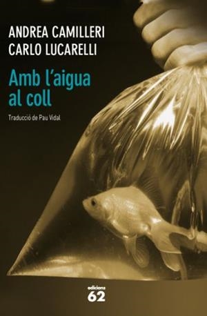 AMB L'AIGUA AL COLL | 9788429768756 | CAMILLERI, ANDREA /LUCARELLI CARLO | Galatea Llibres | Llibreria online de Reus, Tarragona | Comprar llibres en català i castellà online
