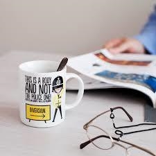 TAZA SUPERBRITANICO 'THIS IS A BODY AND NOT THE POLICE ONE!' | 8432715074915 | Galatea Llibres | Librería online de Reus, Tarragona | Comprar libros en catalán y castellano online