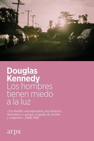 LOS HOMBRES TIENEN MIEDO A LA LUZ | 9788418741463 | KENNEDY, DOUGLAS | Galatea Llibres | Librería online de Reus, Tarragona | Comprar libros en catalán y castellano online