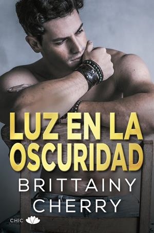 LUZ EN LA OSCURIDAD | 9788417972523 | CHERRY, BRITTAINY | Galatea Llibres | Llibreria online de Reus, Tarragona | Comprar llibres en català i castellà online