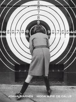 JOANA BIARNÉS. MODA A PIE DE CALLE | 9788419499769 | BIARNÉS, JOANA/CASAMARTINA I PARASSOLS, JOSEP | Galatea Llibres | Librería online de Reus, Tarragona | Comprar libros en catalán y castellano online